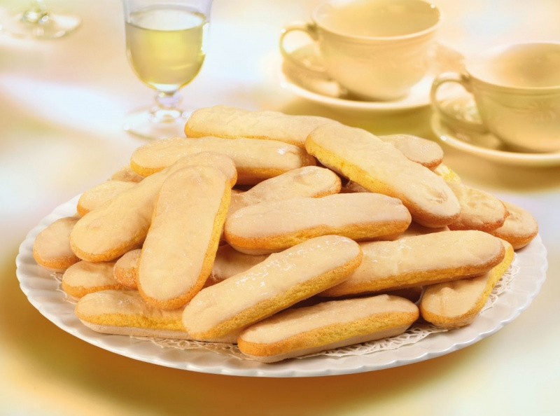 piatto con savoiardi tazzine caff bicchiere vino bianco