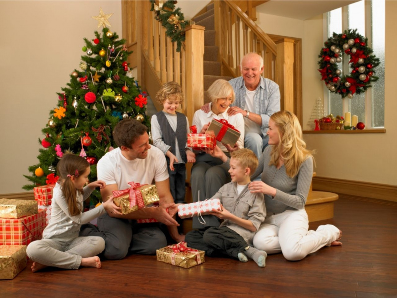 pacchi regali di natale libri nonni mamma pap figli nipoti