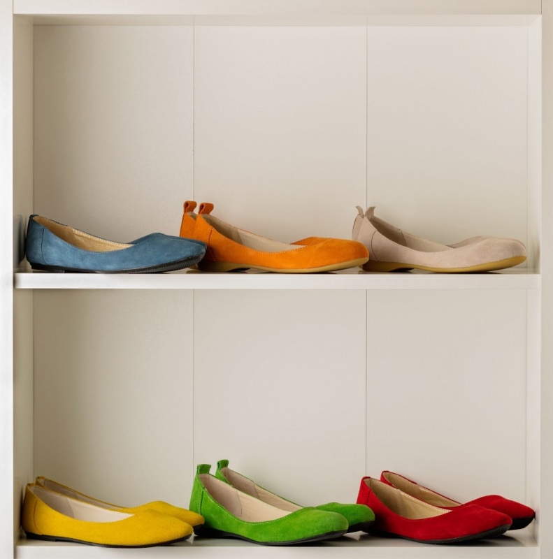 scaffale con scarpe basse colorate tipo ballerina