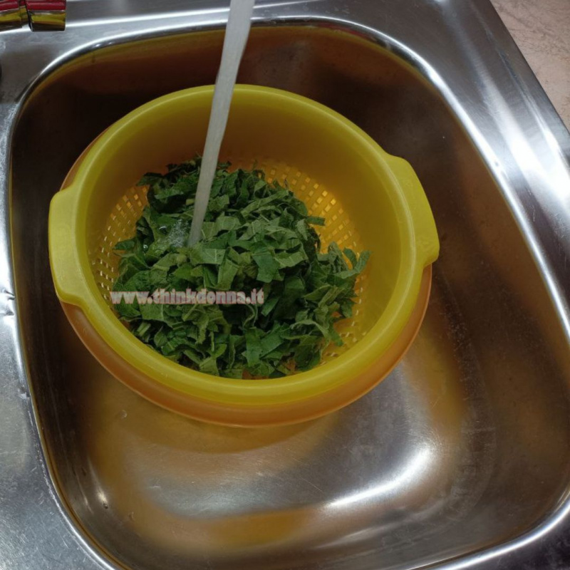 tinnirumi foglie tagliate tenerumi taddi scola verdure dentro lavello rubinetto acqua aperta
