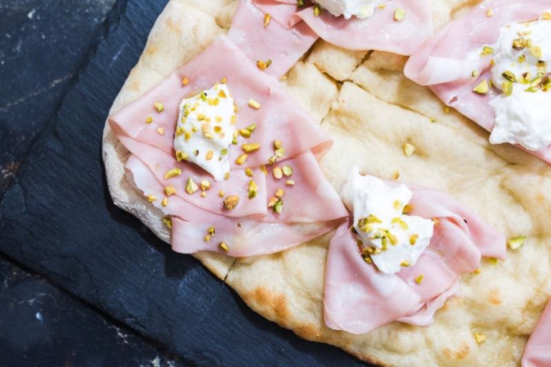 scrocchiarella pizza bianca croccante sottile mortadella formaggio cremoso pistacchi