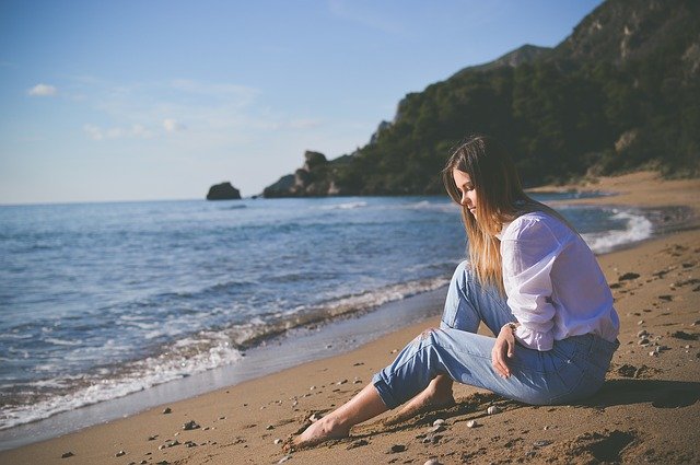 ragazza malinconia mare spiaggia paura amare