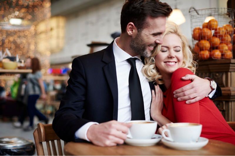 seduzione uomo donna abbraccio sorrisi tazze caff