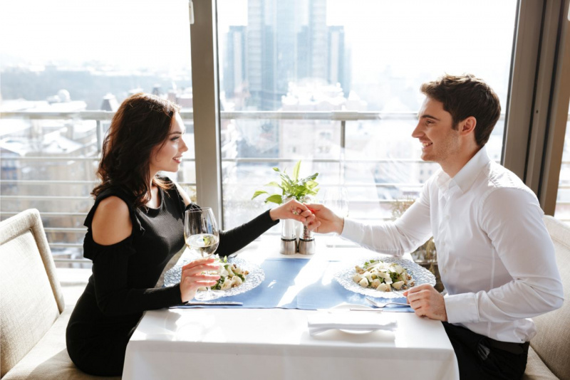 coppia giovane bella donna pranzo uomo ristorante stile eleganza