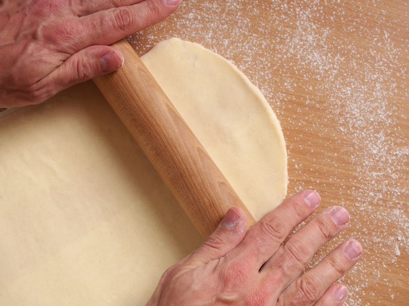 mani stirano sfoglia cassatelle con mattarello