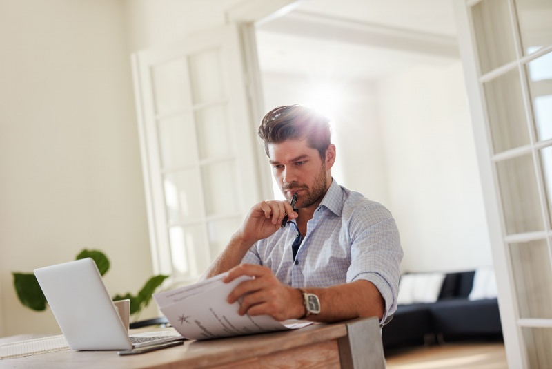 uomo camicia lavora da casa smart working laptop 