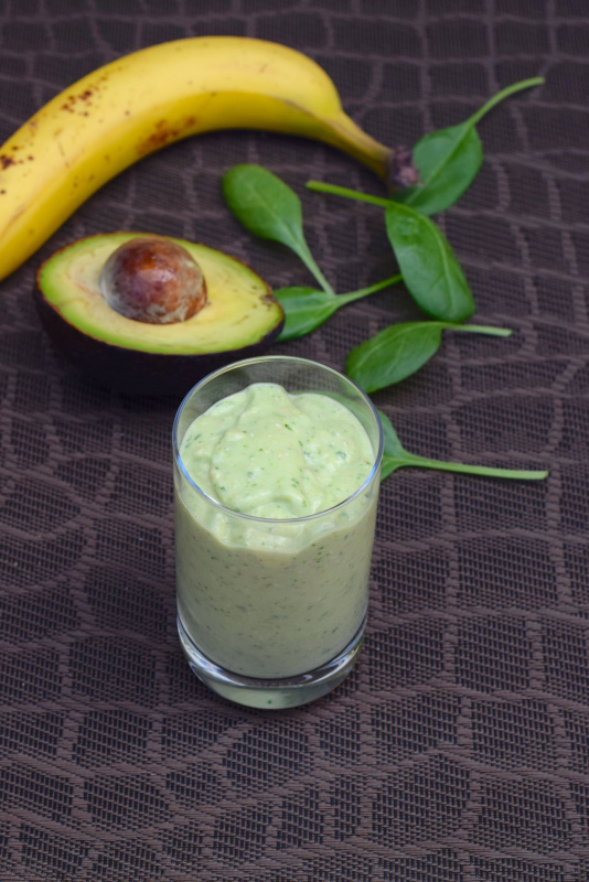 bicchiere con frullato smoothie banana avocado foglia spinacio