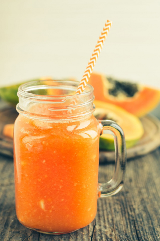 boccale vetro con frullato smoothie mango papaya arancione cannuccia