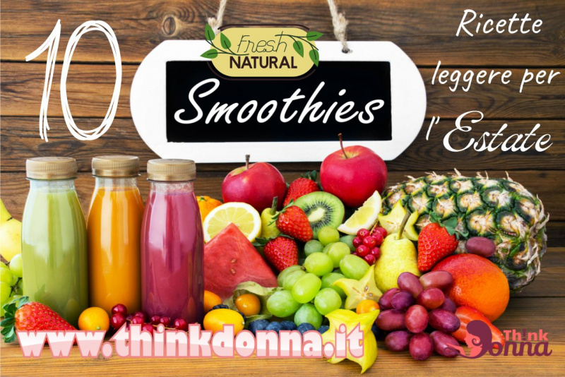 bottiglie piccole di vetro frullato smoothies frutta 10 ricette mela fragola uva kiwi pera limone ananas arancia sfondo legno lavagna