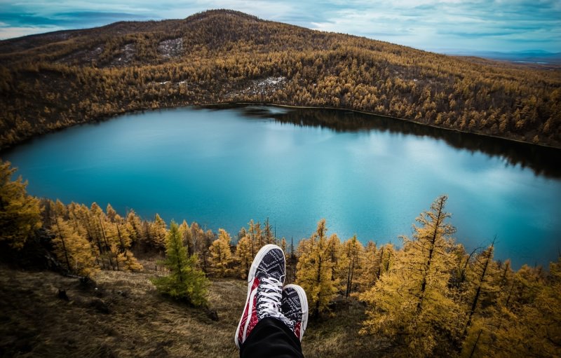 sneackers ai piedi vista lago natura