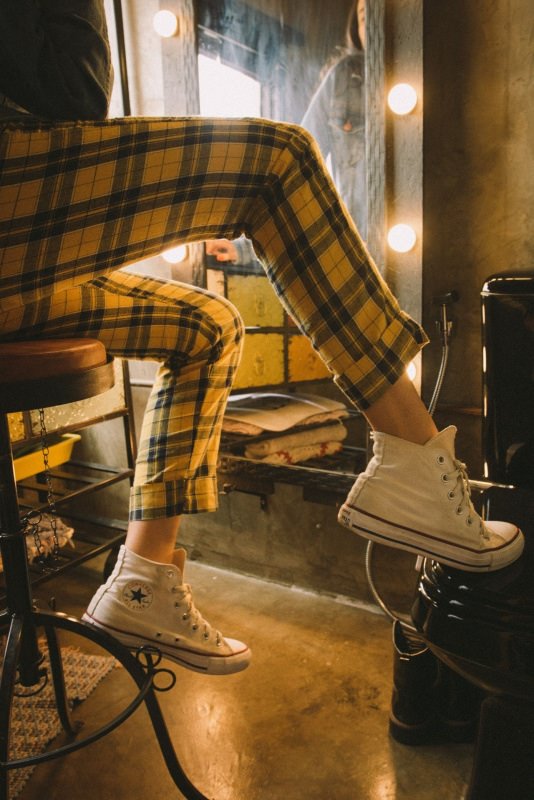 pantalone skinny quadri tartan giallo sneakers bianche converse