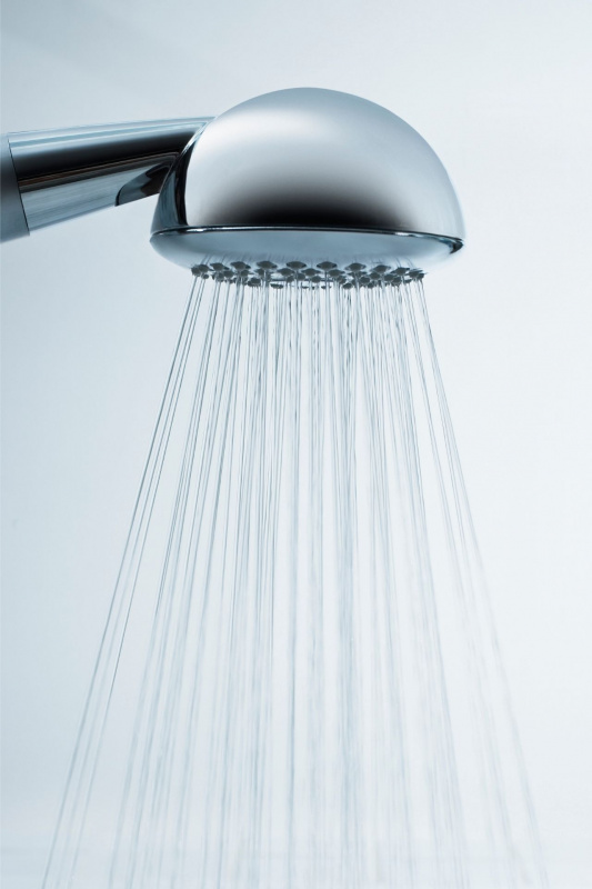 Acqua scorre da soffione doccia pulito
