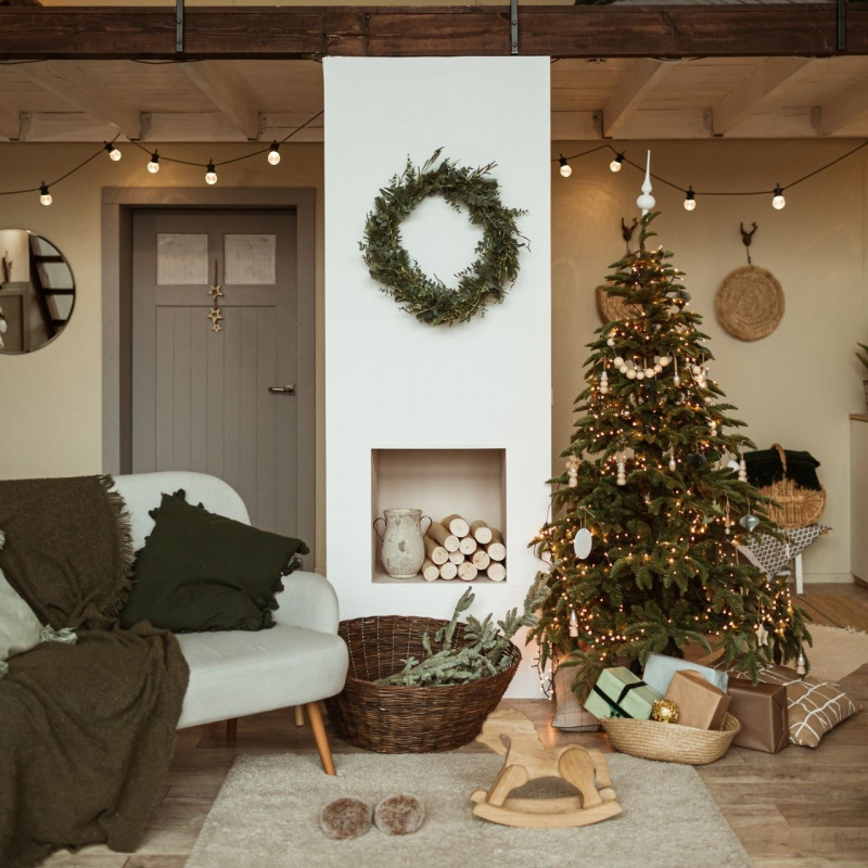 decorazioni natalizie stile chalet legno albro di natale luci divano cesta