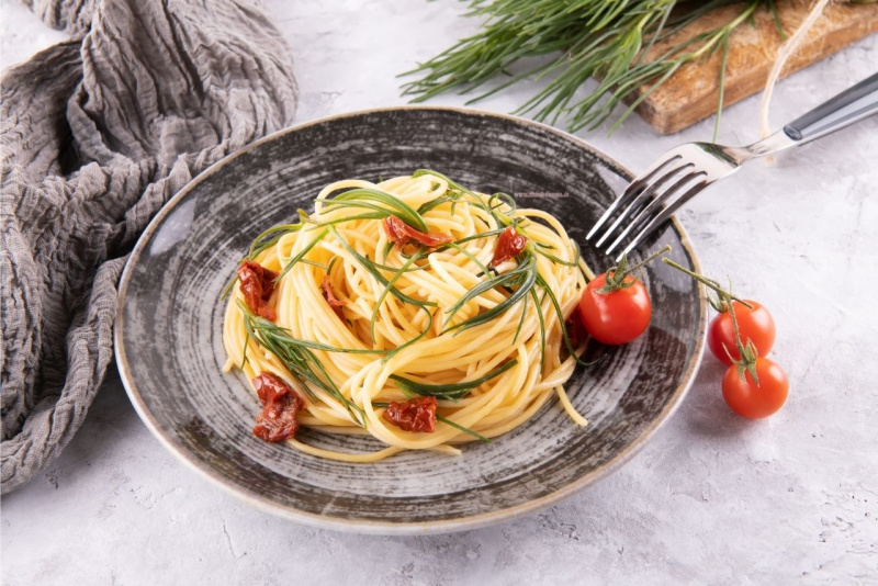 spaghetti con barba di frate o agretti pomodorini primo piatto pronto tavola