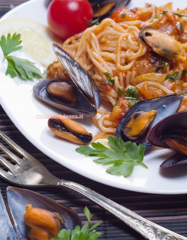 spaghetti con le cozze alla marinara primo piatto pronto tavola forchetta