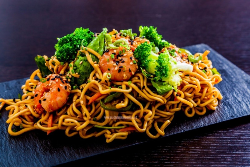 spaghetti soba con broccoli gamberi sesamo bianco nero zucchine carote primo piatto pronto