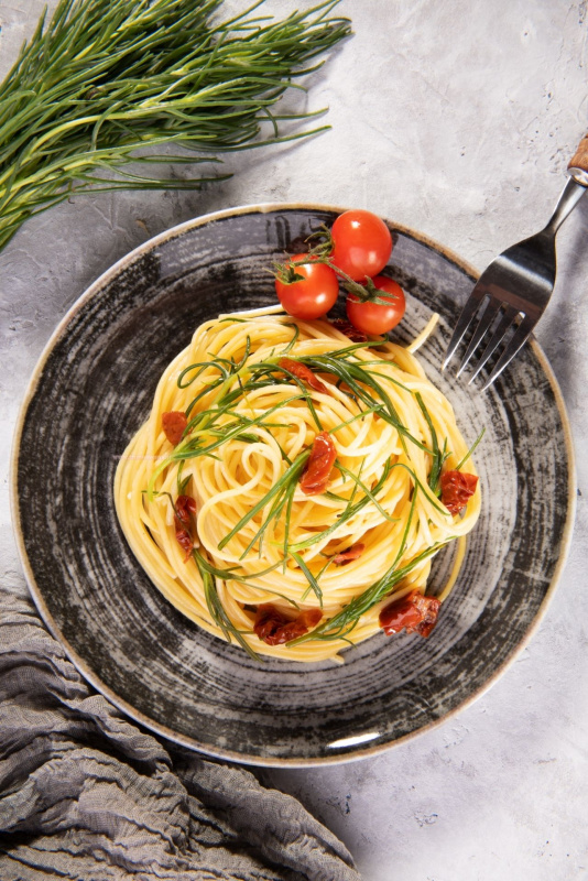 spaghetti con barba di frate agretti pomodorini primo piatto pronto tavola forchetta