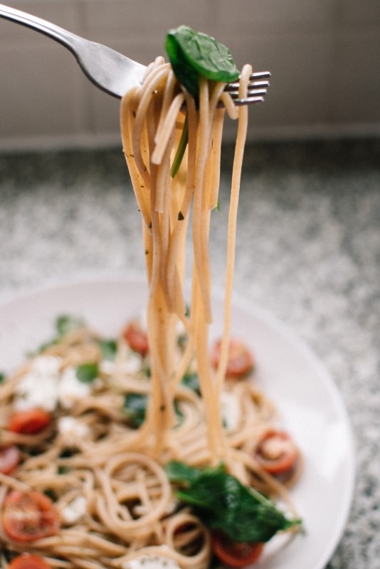 spaghetti forchetta fette di pomodoro rosso foglia di basilico verde mozzarella fiordilatte primo piatto pronto