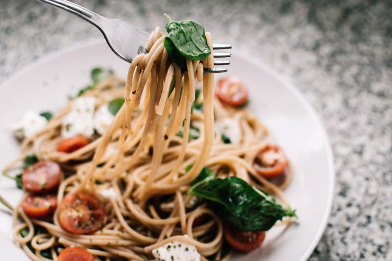 spaghetti pomodoro a fette mozzarella fiordilatte basilico forchetta piatto pronto