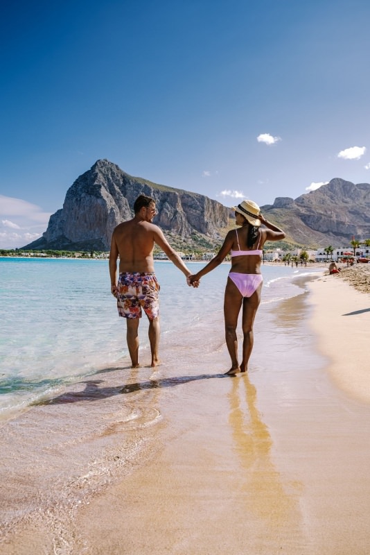 spiaggia di san vito lo capo sicilia mare coppia passeggiata riva onde