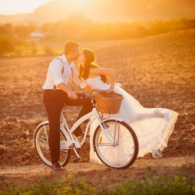 matrimonio in bicicletta sposi