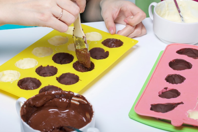 preparazione cioccolatini strati stampo silicone