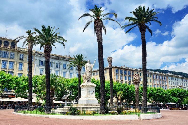 piazza palme Ajaccio statua Napoleone Bonaparte