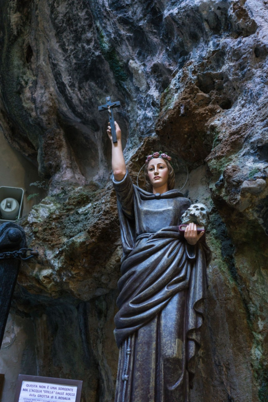 ingresso santuario monte Pellegrino statua Santa Rosalia protettrice Palermo