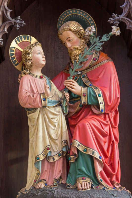 statue San Giuseppe con fiori gigli Gesù Bambino