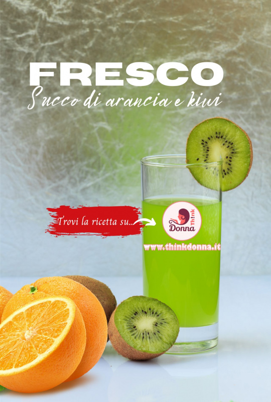 bicchiere di vetro con succo verde kiwi arance 