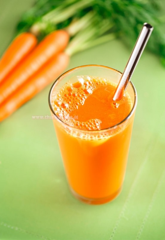 bicchiere con succo di carota cannuccia di acciaio