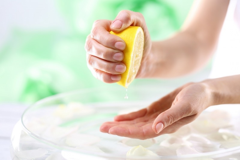 mani di donna spremono limone succo