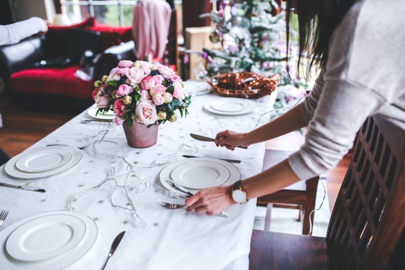 Come preparare il Natale in anticipo, da settembre/ottobre decorazione tavola natalizia luci led piatti posate vaso bouquet rosa donna albero