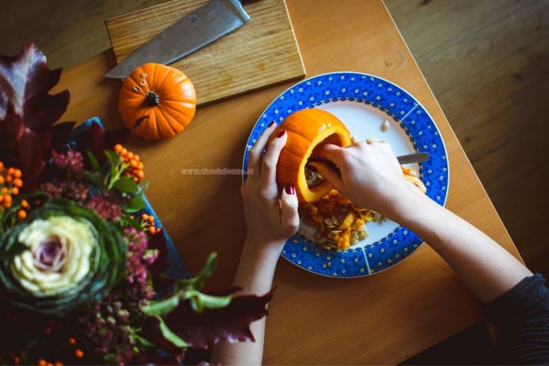 svuotare la zucca con cucchiaio halloween