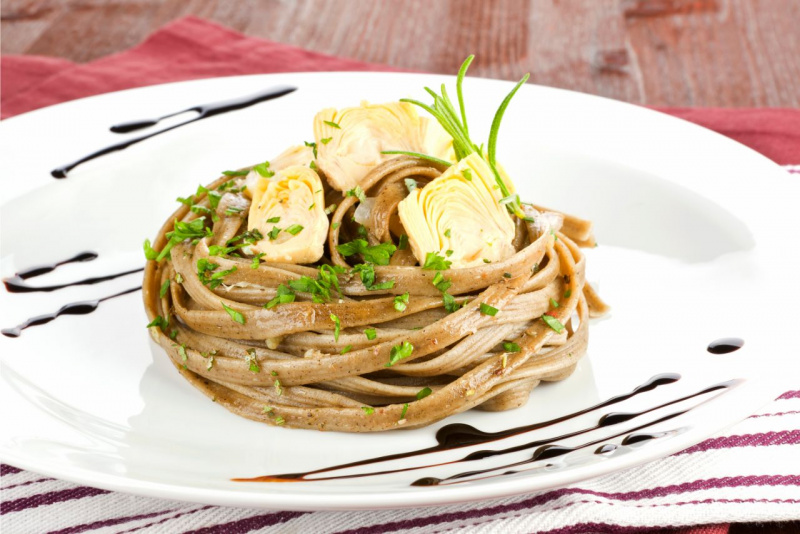 ricetta primo piatto pronto tagliatelle integrali cuori di carciofi piatto aceto balsamico prezzemolo