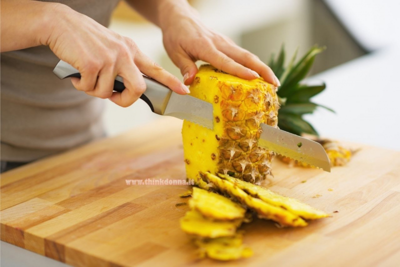 taglio buccia ananas su tagliere coltello affilato