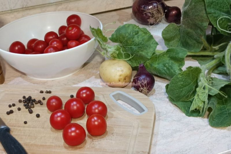 pomodorini ciotola plastica bianca grani pepe nero foglie germogli tinnirumi tenerumi cipolle tagliere 