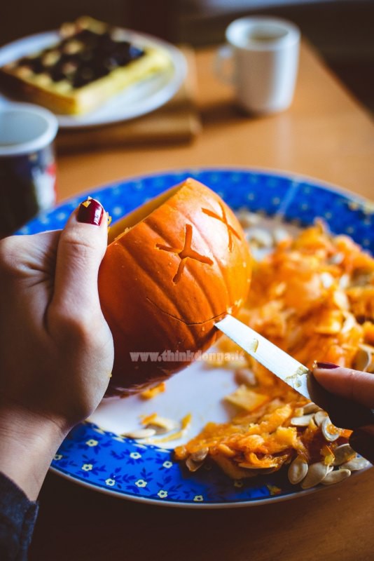 tagliare la zucca per halloween coltello