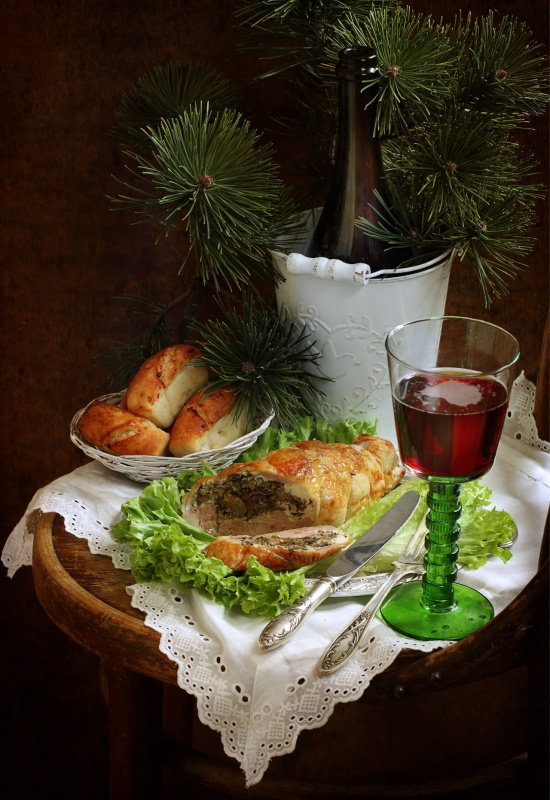 vassoio di portata con Tasca di vitello agli spinaci tavola calice vino rosso cestino pane