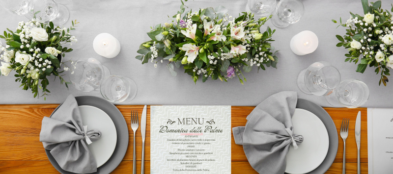domenica delle palme runner grigio su tavola legno piatti grigio chiaro decorazioni floreali centrotavola stampa menù posate