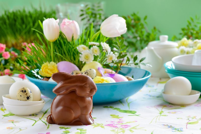 tavola apparecchiata pasqua coniglietto cioccolato tulipani uova ciotola