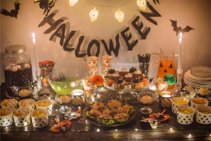 decorazioni Halloween casa scritta pipistrelli cibo candele
