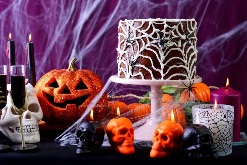 tavola di halloween candele nere torta cioccolato zucca techio bicchieri