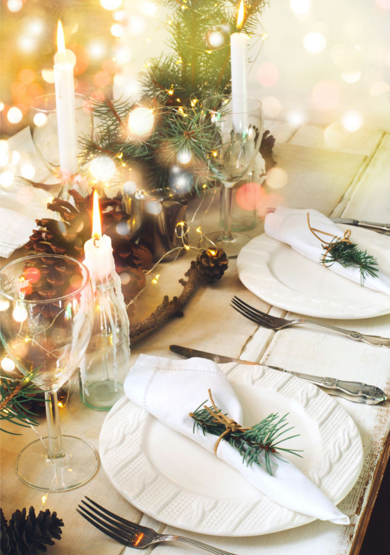 centrotavola rustico rami luci calice tavola apparecchiata festa Natale natura