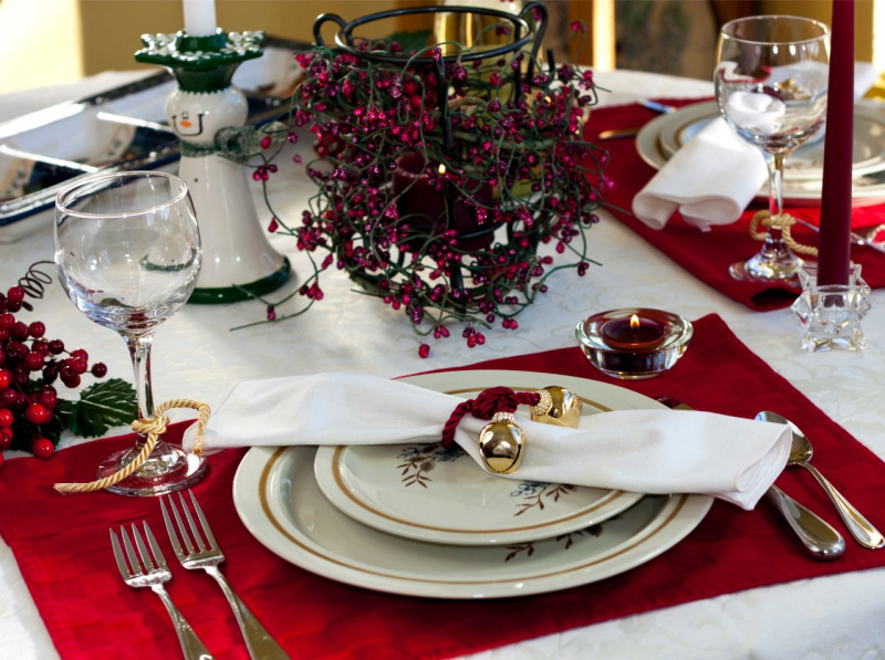 tovagliette posto tavola rosso piatti decorazioni natalizie bacche rosse posate candela