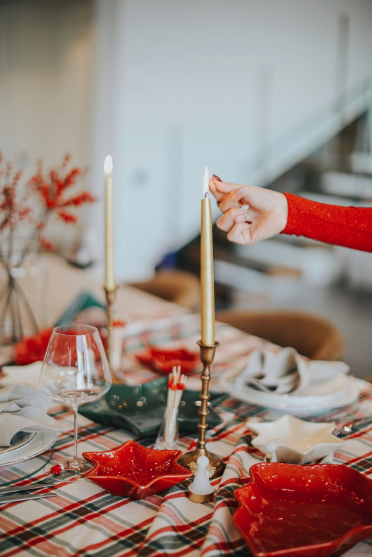 apparecchiatura natalizia british style quadri tartan bianco rosso verde ciotole candelabro oro