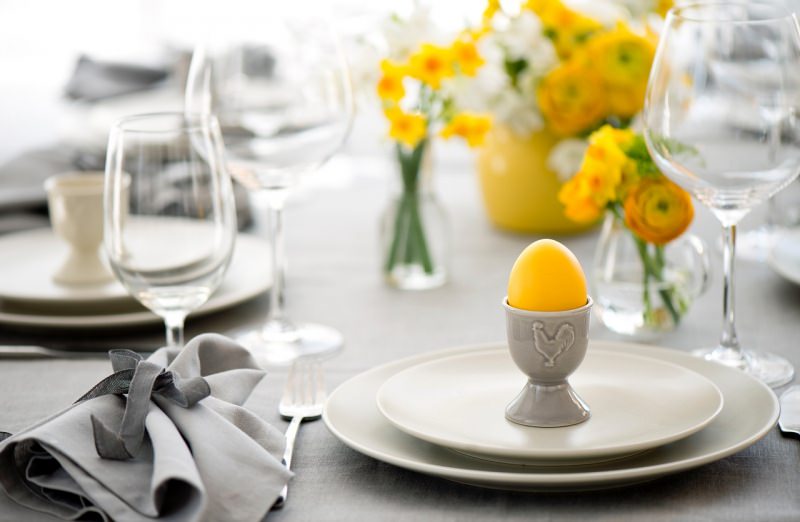 tavola di pasqua apparecchiata a festa uovo sodo giallo calici fiori narciso