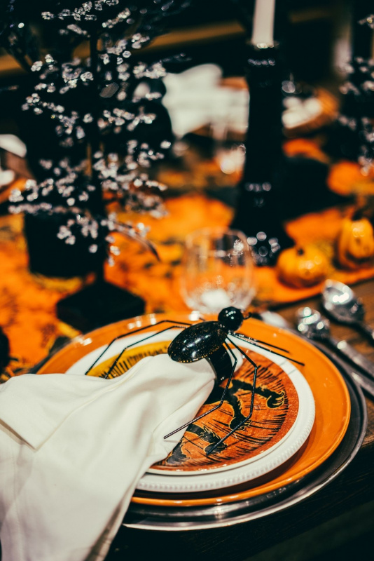 tavola apparecchiata colori halloween vaso nero piatto arancione tovagliolo