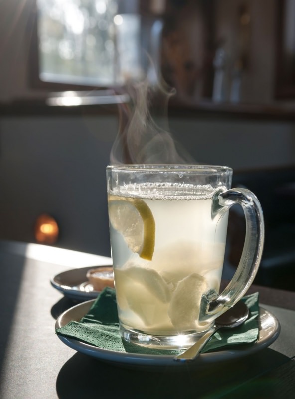 tazza acqua calda fumantecon fette di limone