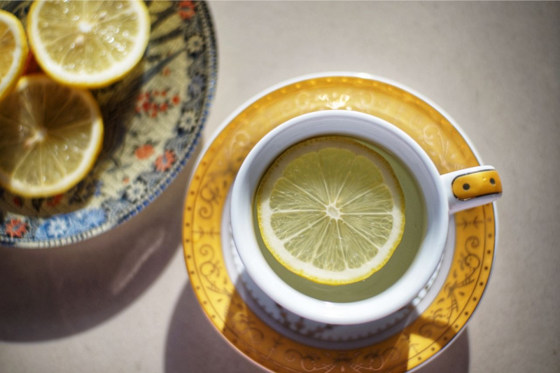 acqua e limone fette tazza piattino bordura oro